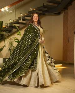 ชุดปาร์ตี้ที่สวยงามและได้รับความนิยมมากที่สุด lehenga พร้อมงานปัก, Jari และงานปักเลื่อมหนัก - Product Image 1