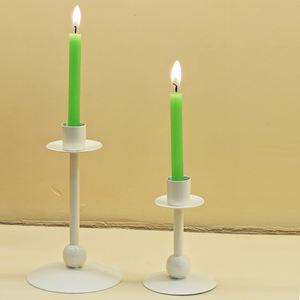 Bougeoirs en métal blanc Lot de 2 élégants chandeliers en fer pour la décoration de fête de mariage à la maison - Product Image 1