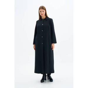 Gabardina Clásica Negra con Capucha, Cinturón Desmontable y Estampado - Product Image 2