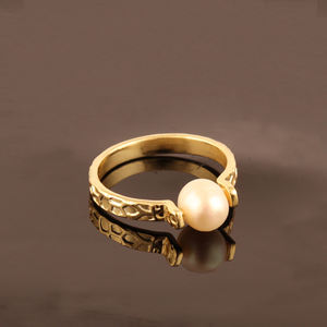 Anillo minimalista de perlas naturales de agua dulce, sortija elegante con textura chapada en oro de 24k, anillo redondo de tamaño 7us - Product Image 3
