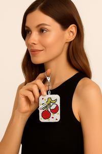 Llavero personalizado con cuentas a mano y diseño de cereza, fondo de cuentas blancas, accesorio de moda hecho a mano para bolsos y regalos - Product Image 2