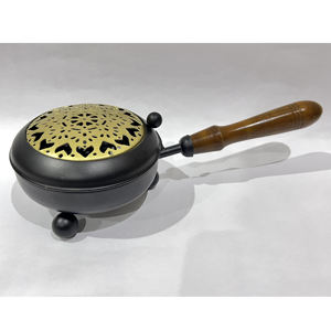 Lujoso quemador de incienso de latón de 3 patas, mango de madera en relieve, estilo único, decoración de fragancia para el hogar, atractivo difusor de aromaterapia - Product Image 3