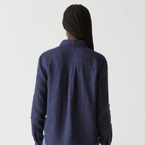 Chemise boutonnée décontractée en denim pour femme-élégante et durable, idéale pour un usage quotidien, disponible en bleu classique et délavé foncé - Product Image 5