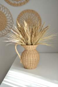 Grand vase à fleurs décoratif en rotin avec structure mince, parfait pour exposer de longues tiges de fleurs et une verdure élégante dans les maisons - Product Image 5