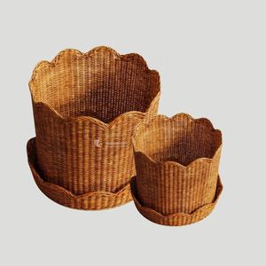 Juego de 2 Cestas de Ratán Artesanales con Borde Ondulado, Cubierta Decorativa Redonda para Macetas, Decoración Sostenible para el Hogar Estilo Boho Chic - Product Image 1