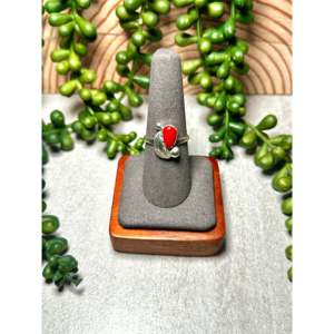 Anillo Coleccionable de Fabricación Navajo, Coral Natural y Plata de Ley, Impresionante Joyería Étnica - Product Image 1