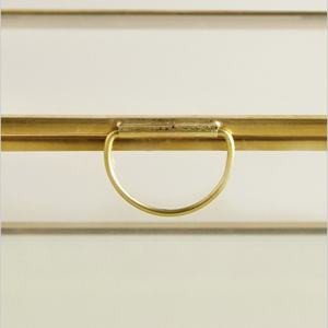 Elegante joyero de cristal con marco de metal dorado y borde liso con mango de metal pequeño para almacenamiento organizado - Product Image 4