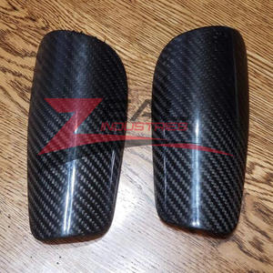 Espinilleras de fútbol de fibra de carbono personalizadas, material PP y almohadillas Eva, Impresión de logotipos personalizados, espinilleras de fútbol hechas en Pakistán - Product Image 1