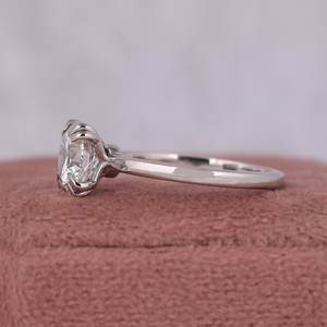 Bague en diamant cultivé en laboratoire de taille ronde certifiée IGI 2.00 carats Bague fine à broches solitaires minimalistes Bague de fiançailles à coupe ronde - Product Image 5