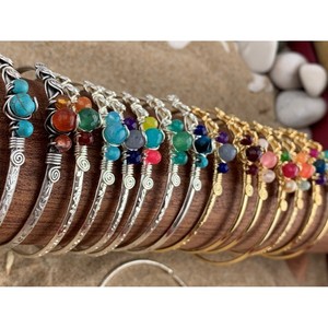 Bracelets élégants plaqués or et argent avec détails en fil et pierres précieuses colorées, tendance et très demandés pour la revente - Product Image 1