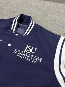 แจ็กเก็ตผ้าวูลปักลายมหาวิทยาลัยแจ็คสัน (jsu) โลโก้ที่กำหนดเอง100% - Product Image 4