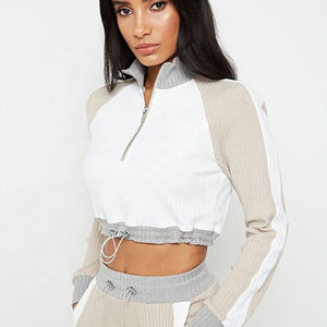 Haut d'hiver à capuche pour femme avec tissu en polaire doux Design moderne élégant Couleurs et tailles personnalisables - Product Image 1