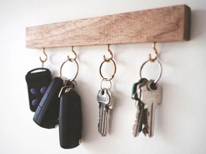 Porte-clés mural en bois fait main de qualité supérieure pour ranger les clés, les porte-clés et les accessoires, disponible pour l'exportation - Product Image 3