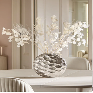 Urna de metal floral dorada pintada a mano con acabado brillante para decoración de lujo. Disponible a precios de mayoreo. - Product Image 1