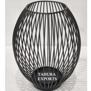 Portavelas de estilo de jaula blanca refinada con forma alta y elegante que crea una pieza llamativa en interiores contemporáneos o vintage - Product Image 5