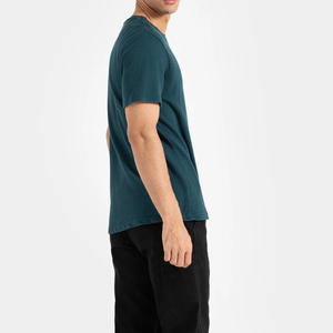T-shirt pour homme Calm Modern Fit, conçu pour des mouvements fluides, avec des lignes épurées et une présence visuelle élégante et décontractée. - Product Image 4
