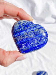 Cristal de Lapislázuli Natural en Forma de Corazón, Gema Pulida, Tallado de Corazón - Product Image 6