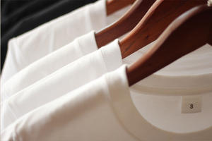 เสื้อยืดแขนสั้นทรงเข้ารูปผ้า CVC 180 กรัม สำหรับผู้ชาย สไตล์ลำลองฤดูร้อน ผลิตในจีน ราคาโรงงาน รับผลิตแบบ OEM พร้อมปักโลโก้ตามสั่ง - Product Image 5