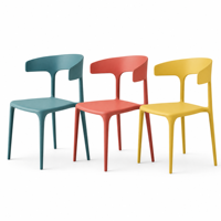 Chaise de salle à manger empilable en plastique à dossier incurvé pour café, hôtel, événements, mariage, cour, terrasse, jardin, extérieur