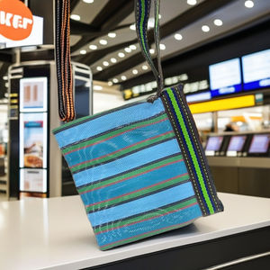 Pochette écologique à rayures multicolores pour femmes Pochette d'extérieur en plastique tissé en nylon recyclé fabriqué en Inde - Product Image 1