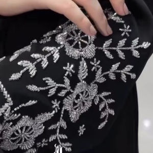 Vêtements musulmans traditionnels élégants pour les femmes Belle Abaya de mariée brodée à la main style de Dubaï comprend un accessoire - Product Image 1