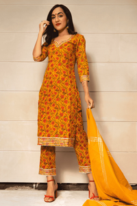 ENSEMBLE DE PANTALONS KURTA EN COTON JAUNE MOUTARDE IMPRIMÉ À LA MAIN AVEC COTON DUPATTA Robe décontractée en satin à fleurs avec taille naturelle - Product Image 5