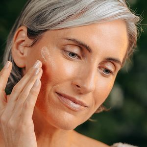 Luxe Morning Revival Suero facial para la cara y la piel que desafían la edad - Product Image 5