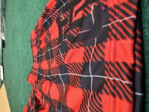 กางเกงขาสั้นตาข่ายสำหรับผู้ชายปรับแต่งได้ลายพิมพ์แปลกใหม่ลายควายลายสก๊อตสีแดงและดำมีให้เลือกทุกขนาด - Product Image 3