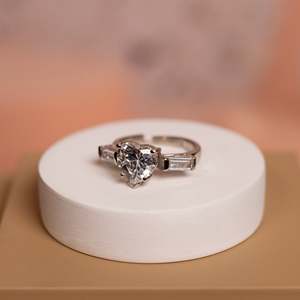 Anillo Solitario de Plata de Ley 925 con Circonita 'En Mi Corazón', Patrón Geométrico, Rodio, Oro de 10k y 14k para Compromiso o Promesa - Product Image 1