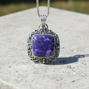Colgante de latón chapado con gema morada, hecho a mano, estilo vintage, joyería de compromiso para mujer - Product Image 3