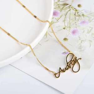 Collier tendance pour femme en acier inoxydable plaqué or 18 carats de haute qualité, chaîne torsadée Singapour avec pendentif lettre délicat, idéal pour mariage et soirée - Product Image 2