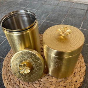 ชุดกระปุกเก็บของโลหะสลักลายทอง ดีไซน์ทันสมัย รูปทรงกระบอก ฝาปิดมีลวดลายดอกไม้ ราคาขายส่ง - Product Image 3