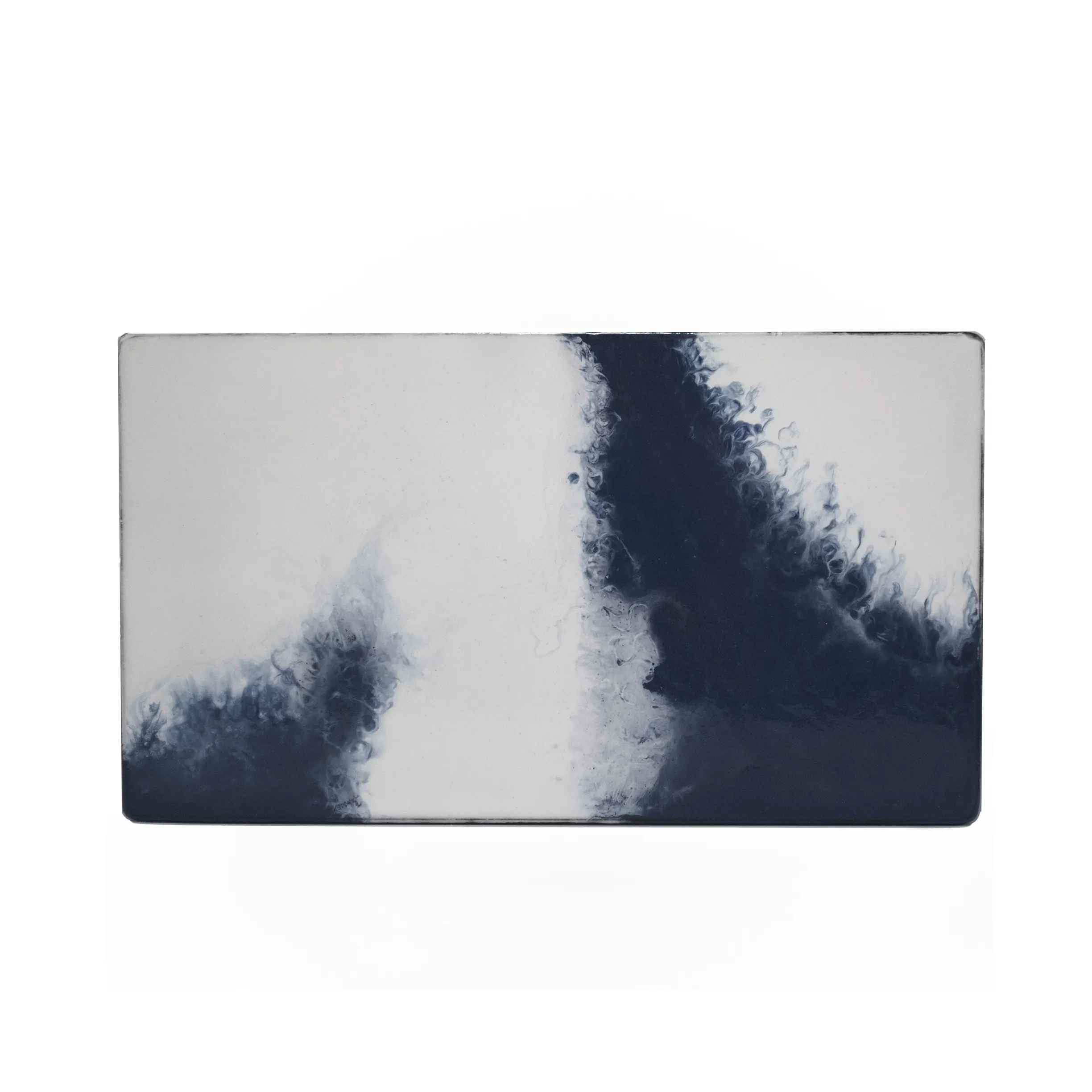 Эксклюзивная плоская пластина из лавы Etna, глазурованная в белом и нефтяном цветах, идеально подходит для сервировки и демонстрации