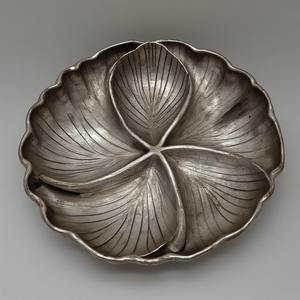 Servidor de frutas secas de aluminio decorativo con tres tazones en forma de hoja conectados en acabado dorado pulido para una cena elegante. - Product Image 2