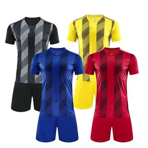 Vente en gros 2025 uniformes de football personnalisés respirant confort jeune maillot de football pour hommes décontracté sport imprimé uniformes - Product Image 1