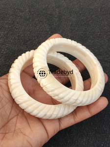 Brazalete Artesanal con Incrustaciones de Hueso y Engaste de Bisel, Joyería de Diseño Premium Unisex, Regalo Moderno de Tradebyd - Product Image 2