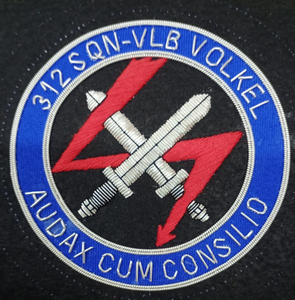 Nuevo diseño requisito personalizado logotipo hecho al por mayor bordado hecho a mano 100% lingotes alambre Blazer insignias - Product Image 3