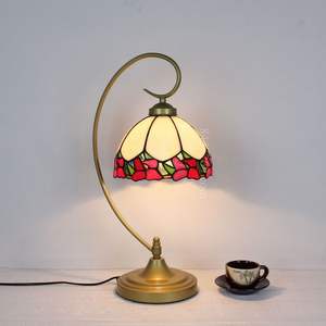 Lámpara de Mesa de Metal de Elegancia Clásica para una Decoración Interior Atemporal que Ofrece una Luz Cálida y Confortable - Product Image 3