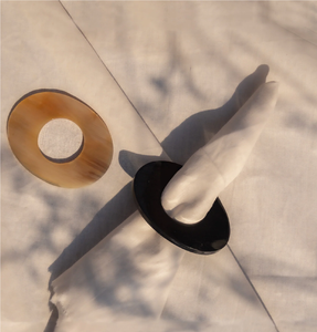 Anneau de serviette en corne de buffle polie, design rustique, couleur naturelle, idéal pour la table à manger - Product Image 1