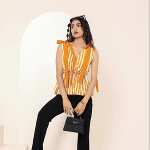 Top Peplum sans manches à rayures jaunes avec détail de cravate d'épaule réglable Design de taille élégant et doux - Product Image 1