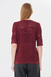 Blouse en tricot à motif de roses pour femmes - Haut doux à col rond et manches courtes avec bouton au dos - Tricotage floral au crochet pour l'été - Product Image 4