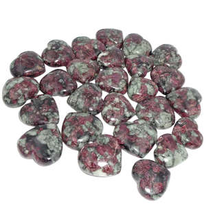 Eudialyte Naturelle Premium Rouge Profond avec Matrice Noire Polissage Lisse Cœur de Cristal Guérison Émotionnelle pour la Fabrication de Bijoux - Product Image 1