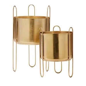 Jardinière en métal doré au design iconique avec support pour la décoration de la maison et du jardin, pot de plantes rond d'intérieur élégant en métal pour les intérieurs d'hôtels - Product Image 4