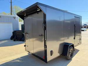 Remolque de Carga Cerrado de Diseño Nuevo y de Calidad, Stealth 8.5x24 XLT Pro, con Puerta de Rampa e Interior Acabado - Product Image 1