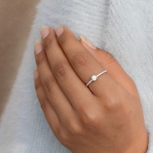 Bague solitaire en argent sterling 925 coupe ronde minimaliste bijoux en moissanite empilables simples - Product Image 6