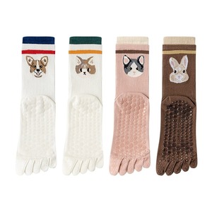 Calcetines antideslizantes bordados con logotipo personalizado para yoga y pilates, calcetines de algodón antideslizantes ODM, fabricante en Vietnam - Product Image 4