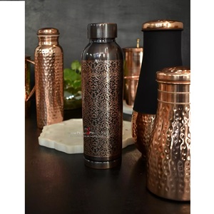Botella de agua de cobre de metal inspirada en Ayurveda para desintoxicación e inmunidad con cuerpo duradero y calidad de cobre puro de adentro hacia afuera - Product Image 1