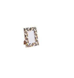 Cadre photo minimaliste en bois et résine, attirant l'attention sur les souvenirs, design moderne, décoration d'intérieur, pièce d'accentuation de style haut de gamme - Product Image 1