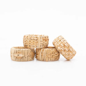 Rond de serviette en rotin tissé chic avec un design minimaliste simple idéal pour le style de table à manger quotidien - Product Image 1