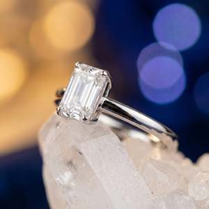 Anillo Solitario Elegante con Corte Esmeralda, Banda Minimalista con Acabado en Tono Plateado, Anillo de Declaración para Mujer - Product Image 4